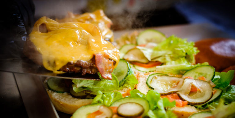 burger-factory-foodtruck-catering-burger-bun-werden-mit-100%-angus-rind-patties-ueberbacken-mit-kaese-belegt2