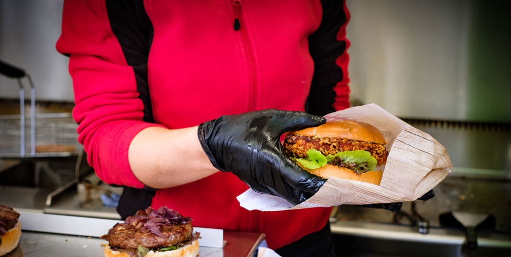 burger-factory-foodtruck-catering-burger-wird-eingepackt